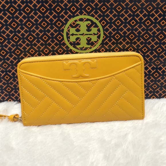 Tory Burch Handbags - Tory Burch Daisy Alexa Continental Zip Wallet